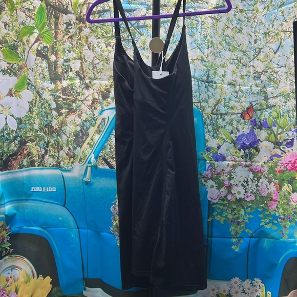 SOLD-Large Halara everyday cloudfull black dress with shorts pockets padded cups - Picture 3 of 4